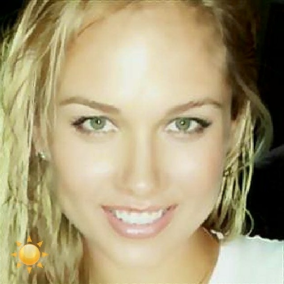 Meet your Posher, Juliana 💥 - Picture 1 of 1